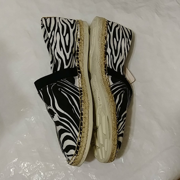 Zebra Pattern Slip On Flat Shoes - Picture 4 of 9